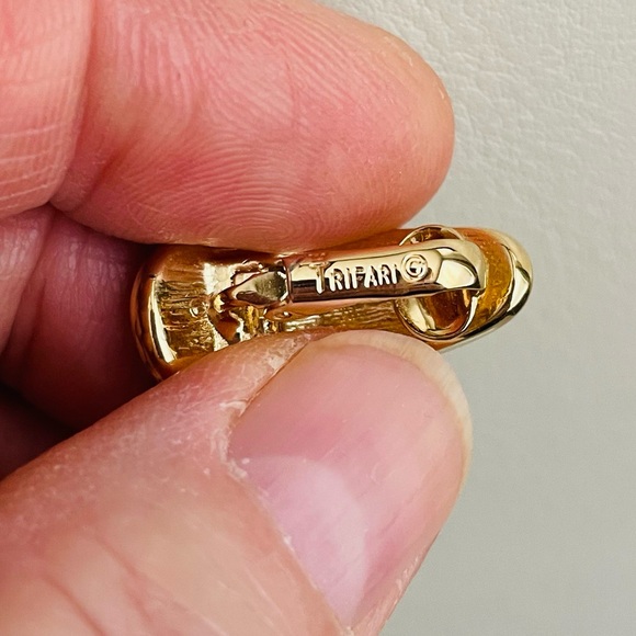 Vintage Trifari Gold Tone Enamel Clip-On
Earrings - 1960s/70s - Picture 3 of 7